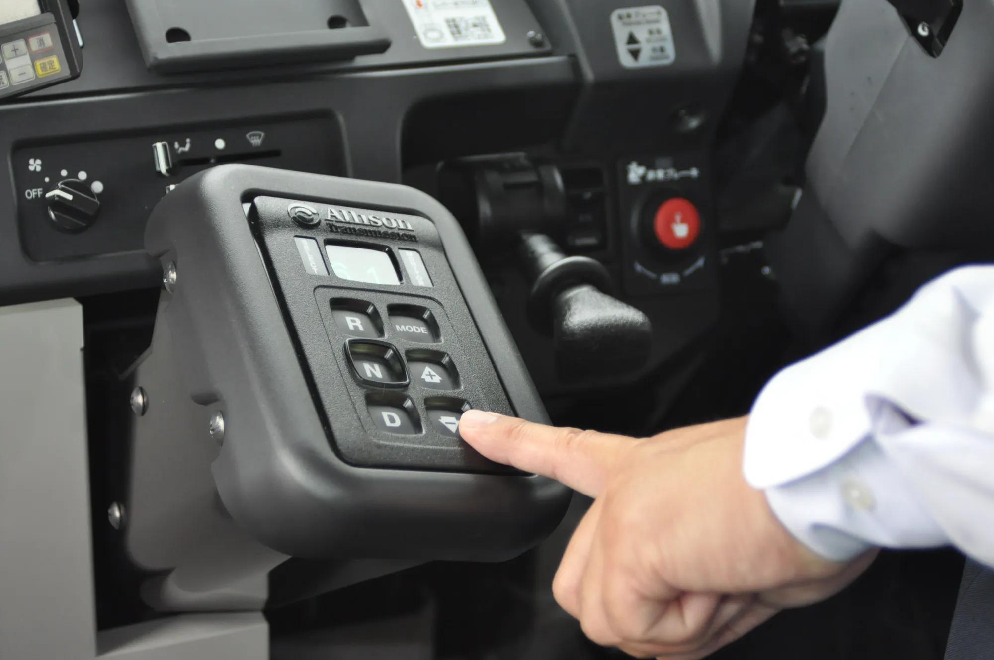 The buses are equipped with the same shift selector as the larger buses used by the company, so drivers accustomed to operating large vehicles can operate the medium-sized buses without difficulty.