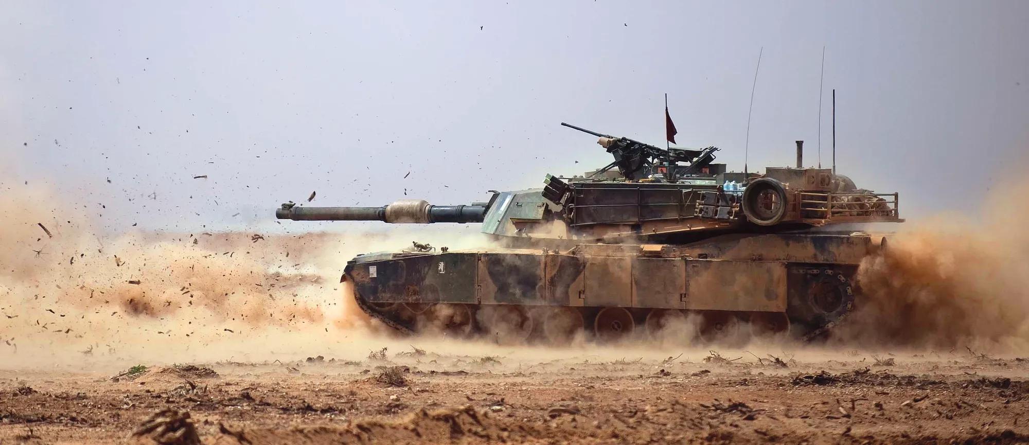 Una foto de un tanque en un desierto. El tanque está equipado con una transmisión Allison X1100.