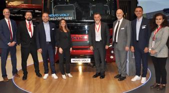 A group photo of executives in front of the Anadolu Isuzu Novo Volt, powered with the Allison eGen Power 85S