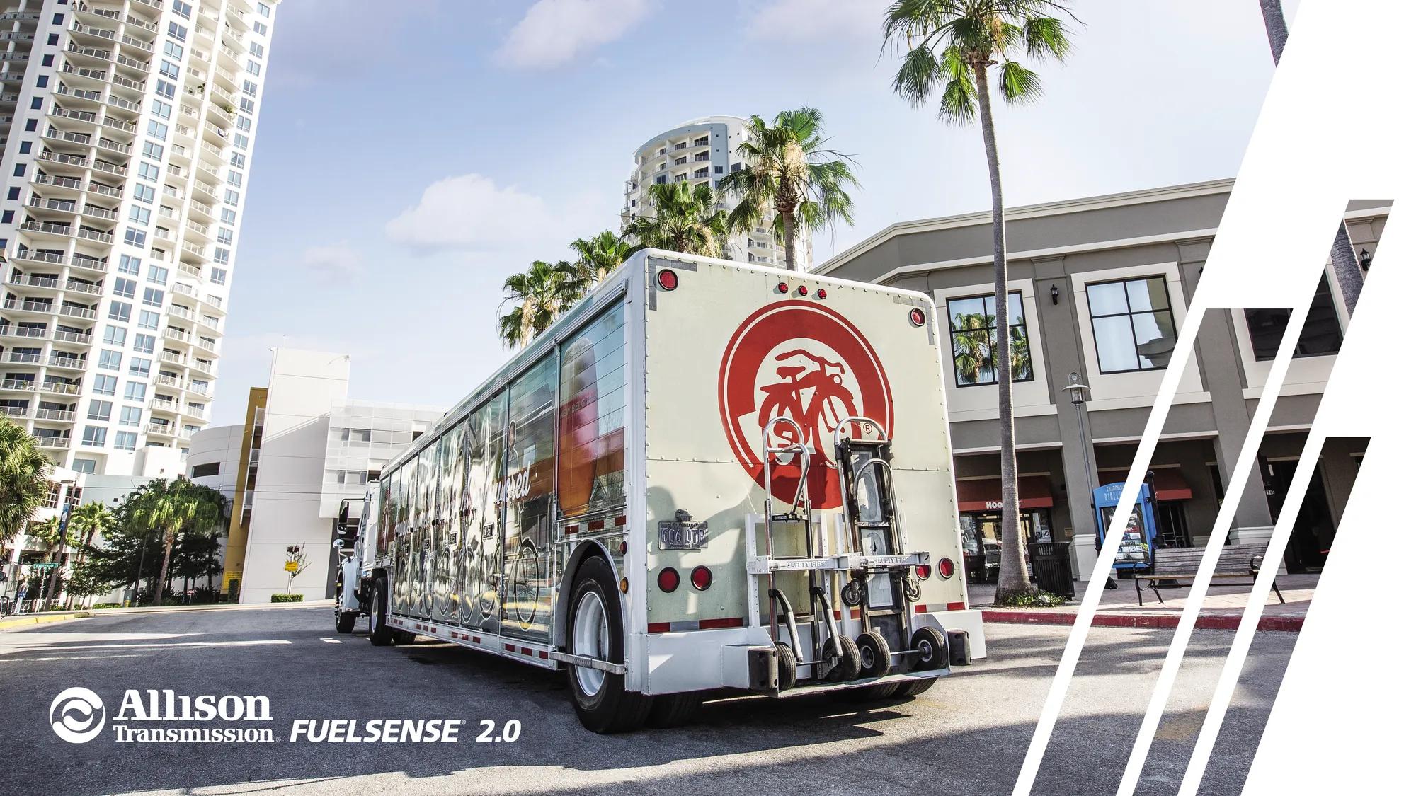 Grafik mit einem Lieferwagen vor einer Palme mit dem Logo Allison Transmission FuelSense 2.0